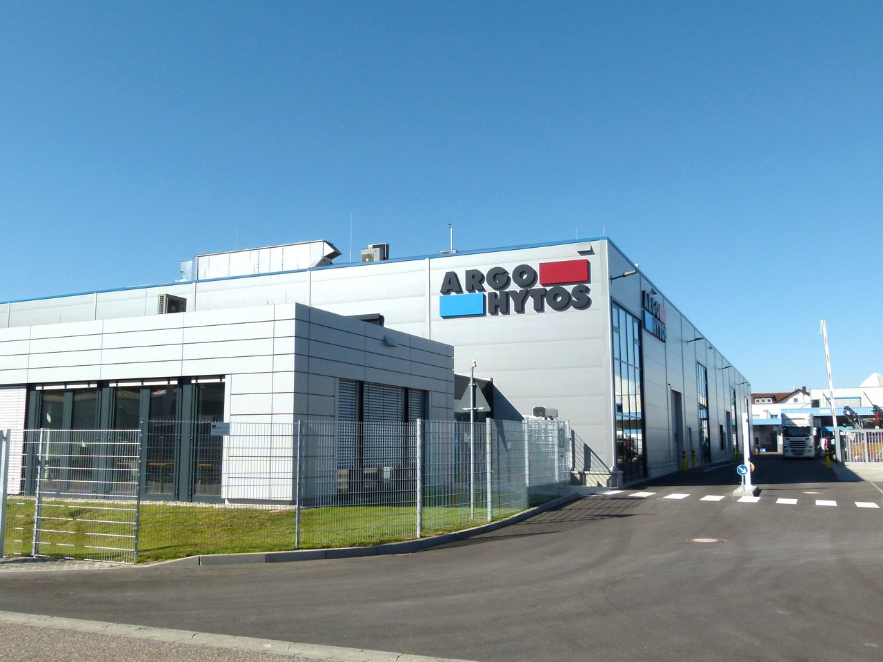Modernes Industriegebäude mit ARGO-HYTOS-Logo an der Fassade und großen Glasfronten.