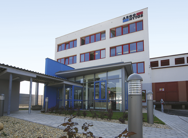 ARGO-HYTOS-Gebäudeeingang in Tschechien mit großem Firmenlogo