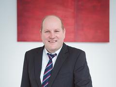 Uli Seeger, Leiter Produktmanagement ARGO-HYTOS GmbH, Kraichtal-Menzingen: „Wir demonstrieren mit drei in einen Tank integrierten Sensoren die Möglichkeiten, die das Erfassen von Daten aus der Hydraulikflüssigkeit dem Anwender bieten.“
