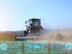 [Translate to Turkish / Türkisch:] Autonomous tractors in the cornfield